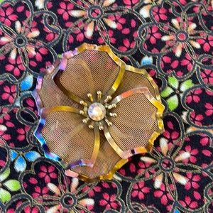 🌺 VINTAGE Floral, Rhinestone Brooch w/Brass Edging & Mesh Detail. Engraved BED!